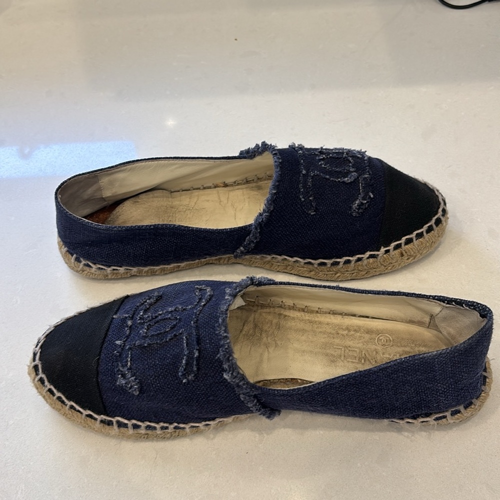 CHANEL denim Blue Espadrilles with Iconic CC Logo - Picture 3 of 8